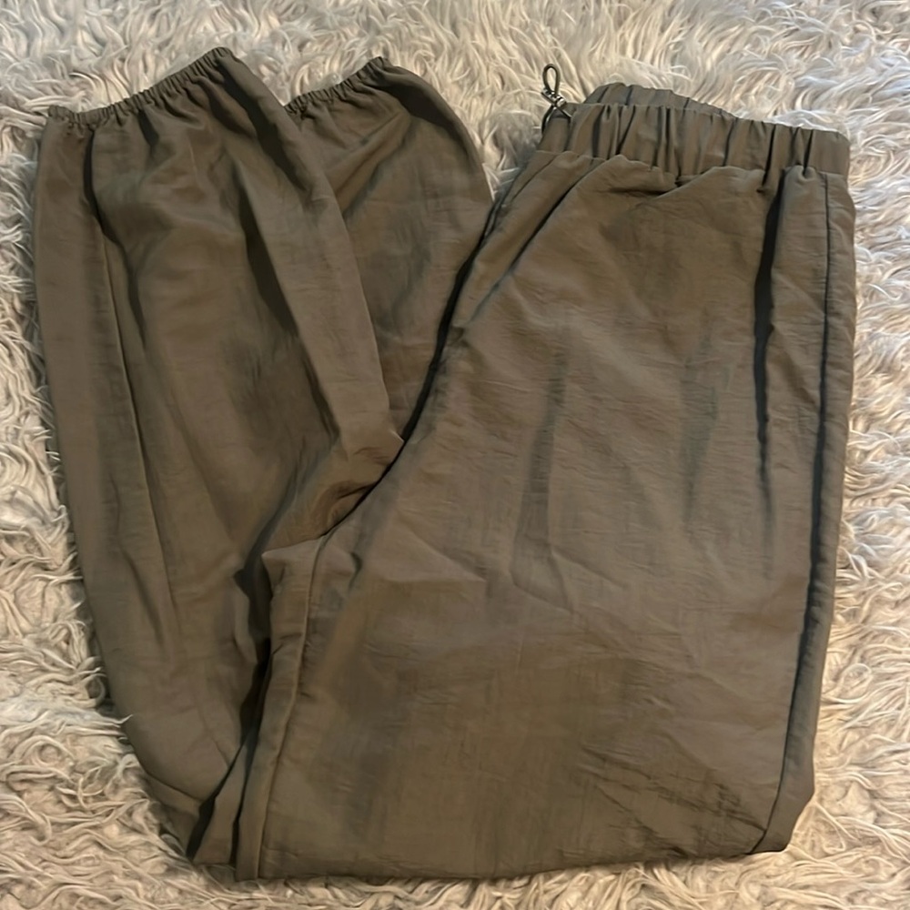 Dark green women’s joggers